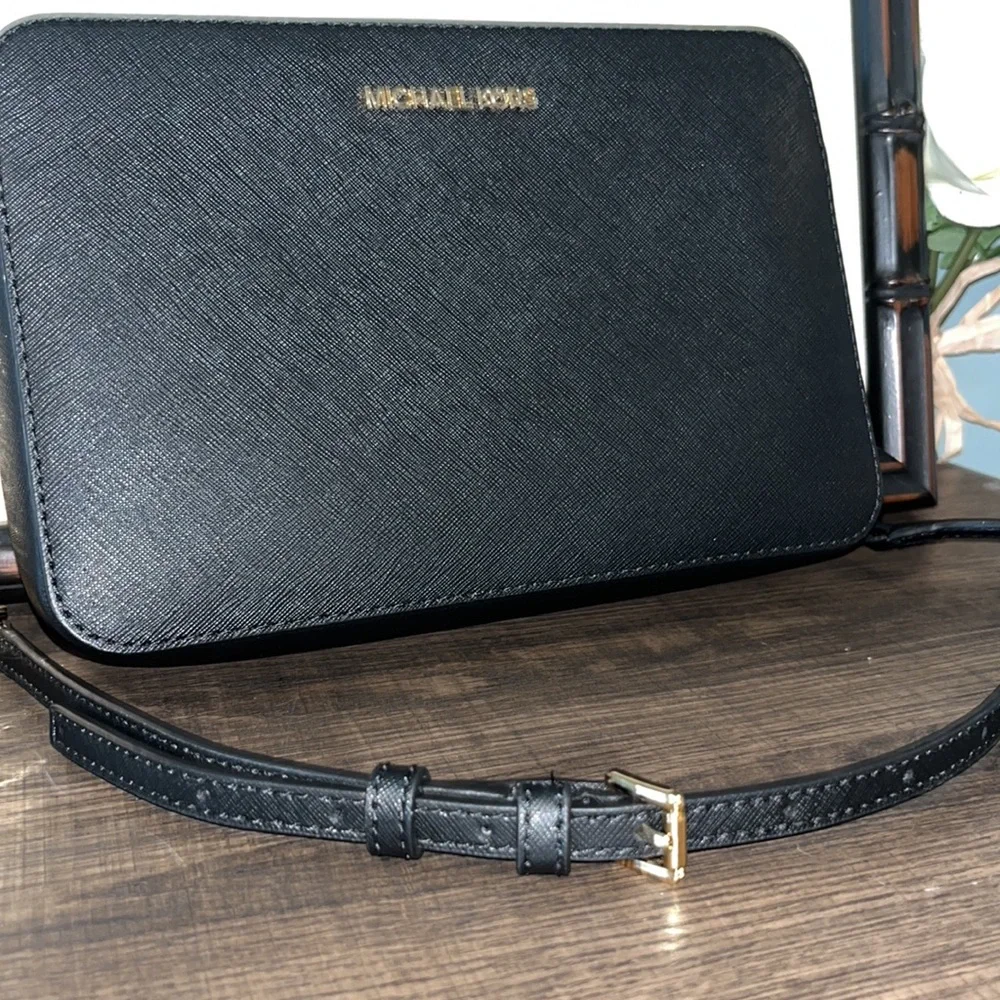 Michael Kors Jet Set Saffiano Leather Crossbody Bag in Black w Gold Hardware EUC